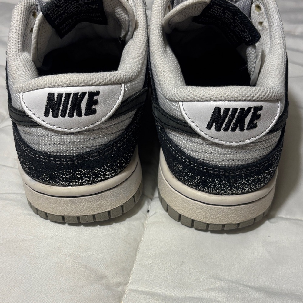 Nike Dunk Low - Golden Gals
Metallic Sliver (Women's) - Picture 4 of 12